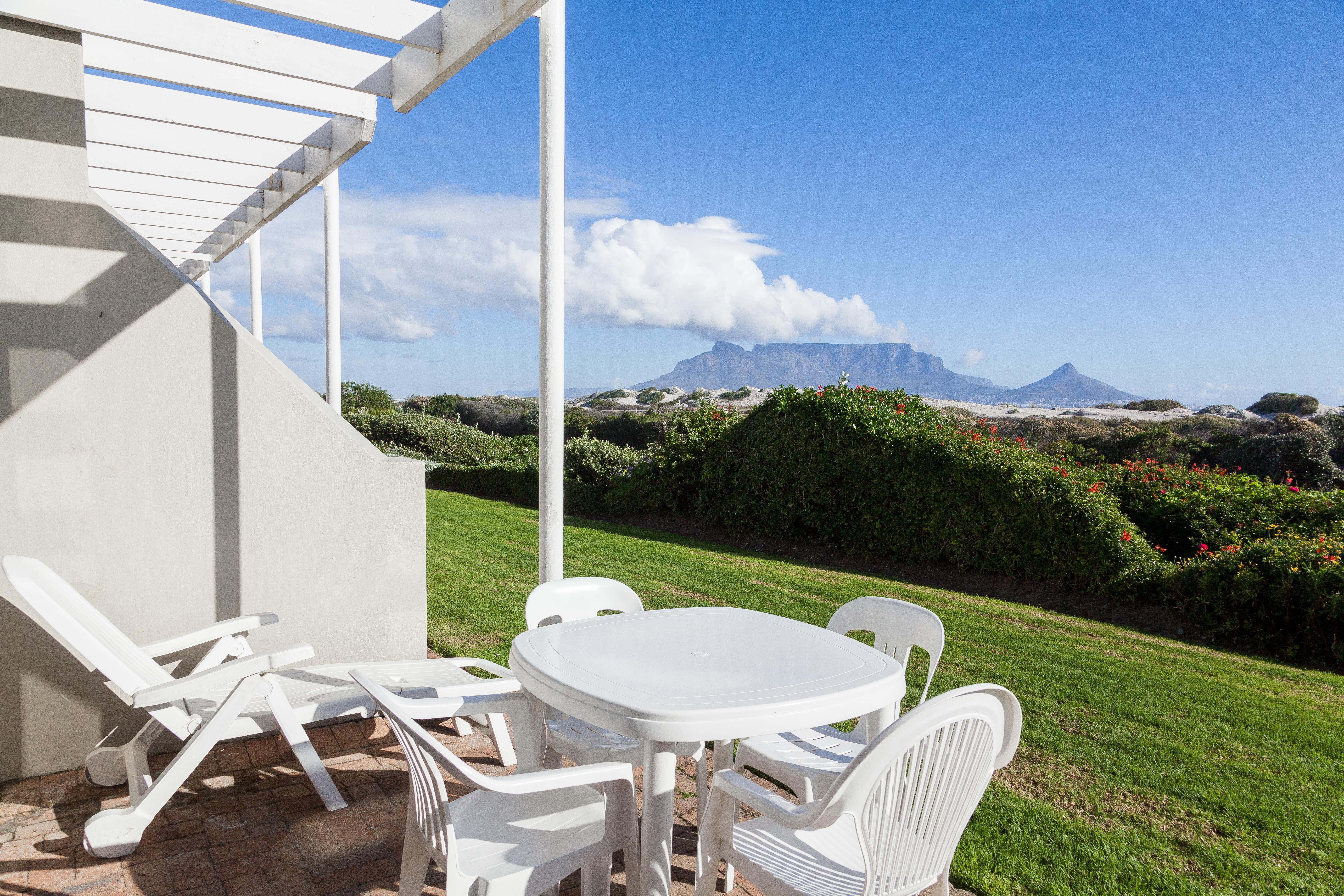 Dolphin Beach Hotel Self Catering Apartments Bloubergstrand Exterior foto